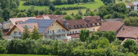 Außenansicht des Hotels inmitten grüner Hügel