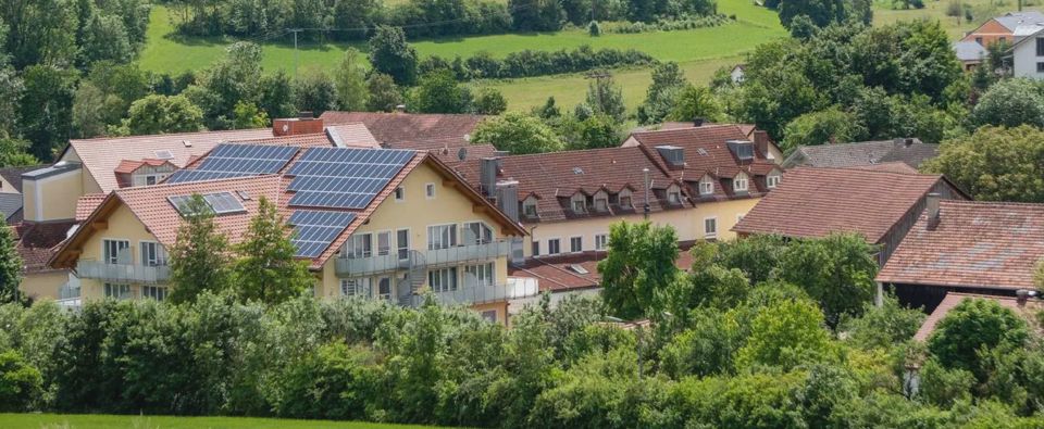 Außenansicht des Hotels inmitten grüner Hügel
