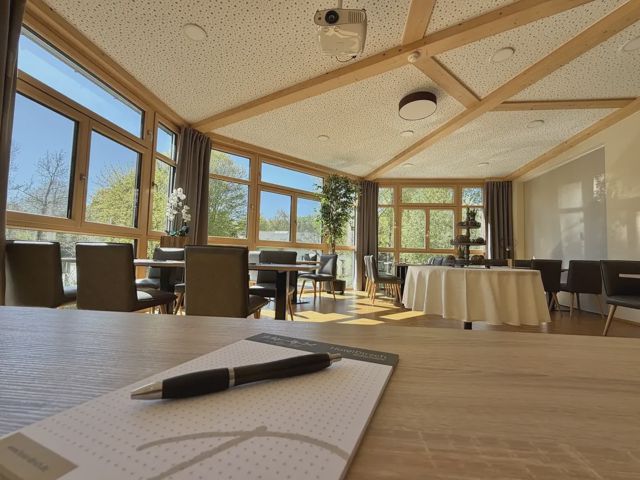 Tagungsraum mit Holzdecke und Rundumfenstern
