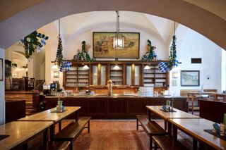 Bräustüberl, Gewölbe mit Bierbänken und Schanktresen