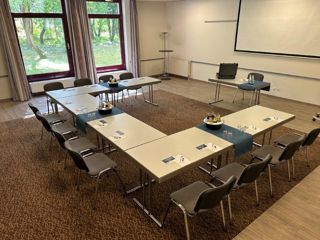 Konferenzraum I in U-Form vor der Fensterfront