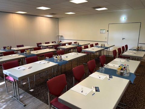 Konferenzraum I + II mit geöffneter Trennwand, parlamentarisch für rund 70 Personen gestellt