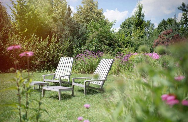 Der Bader Garten mit Staudenbeeten, Rasenfläche und Holzliegen