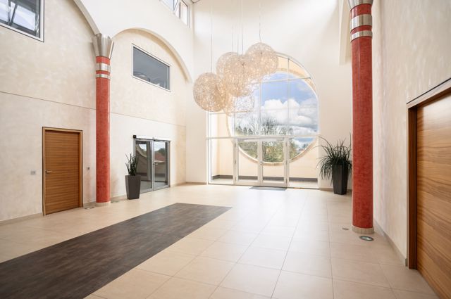 Helles Foyer mit rundem Panoramafenster