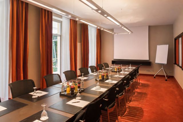Tagungsraum Rudolf-Diesel mit Leinwand und Flipchart