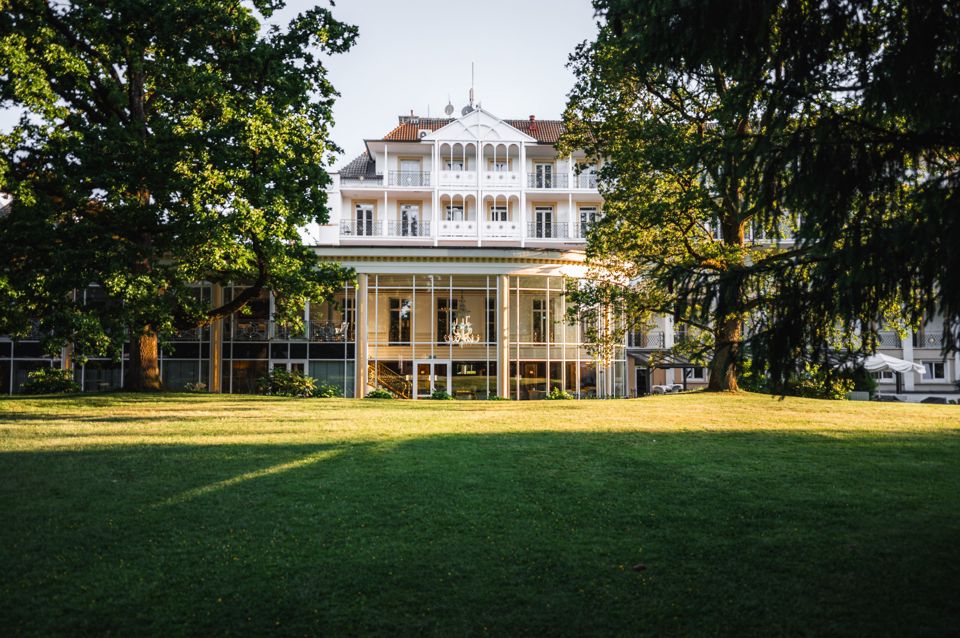 Außenansicht des Hotels mit Parkanlage