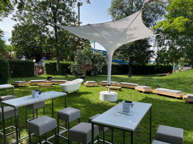Festwiese mit Lounge-Möbeln und Sonnensegel