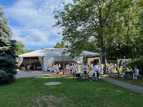 Eventzelt auf der Festwiese zwischen Bäumen