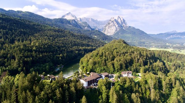 Das Hotel am Riessersee vor dem Alpenpanorama