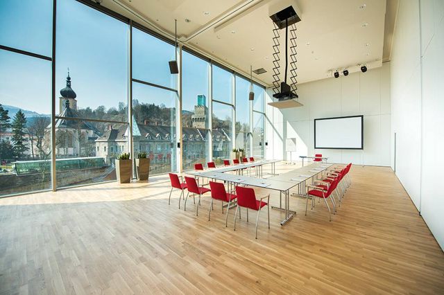 Seminarraum mit Glasfront, Tischreihen und Blick auf die Altstadt