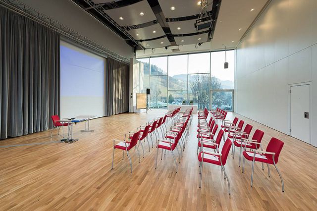 Seminarraum mit Reihenbestuhlung und Leinwand