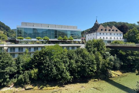 Außenansicht des Schlosses mit modernem Glasbau über der Ybbs