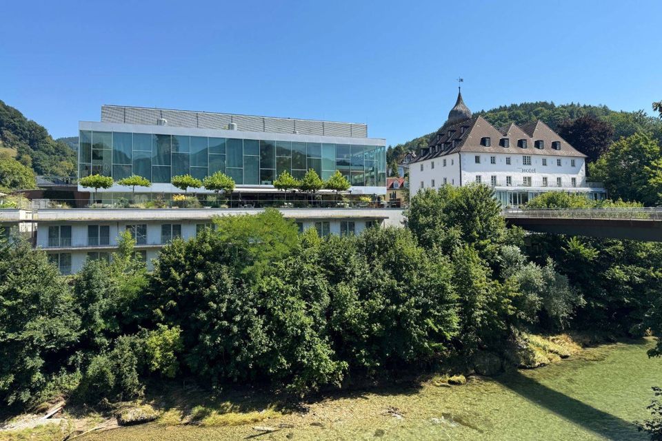 Außenansicht des Schlosses mit modernem Glasbau über der Ybbs